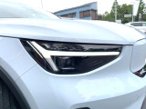 【LEDヘッドライト】ハイビームを先行車や対向車にあてず、その両サイドではハイビーム照射を維持。見える範囲が段違いに広くなりました。北欧神話に登場するトールハンマーをモチーフにデザイン。