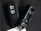◆スマートキー◆カギをバッグやポケットに入れたままでもドアロックの開閉ができる『スマートキー』付き!雨天や暗くなってもカギを取り出す必要がなくドアの開錠&エンジンも始動できます