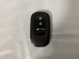 スマートキーを装備しています。鍵を差し込むことなくドアロックの開け閉めと、スタートボタン操作でのエンジンスタートができます。ボタン操作でトランクが開けられる電動テールゲートのボタンもついています。