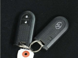 ◆スマートキー◆カギをバッグやポケットに入れたままでもドアロックの開閉ができる『スマートキー』付き!雨天や暗くなってもカギを取り出す必要がなくドアの開錠&エンジンも始動できます