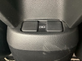 アームレストの後ろ側には、リア席用の充電可能なUSB端子が2個ついています。移動中に充電もできるので便利です。