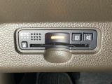 ハンドルの左下にETCがついています。高速道路の料金所の通過も楽々です。 カードの取り出しもしやすい場所についています。