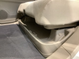 助手席のシート下には便利な収納スペースがあります。