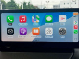 お手元のスマートフォンと接続して頂く事で使用可能な「Apple CarPlay/Android Auto」電話の応答は勿論、メッセージの受信やLINE、音楽接続からナビアプリの使用まで幅広く活躍致します。