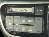【オートエアコン】一度お好みの温度に設定すれば、車内の温度を検知し風量や温度を自動で調整。暑い&hellip;寒い&hellip;と何度もスイッチ操作をする必要はありません。快適な車内空間には必須の機能ですね♪