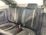シートは適度な硬さによって長時間の運転でも疲れにくいと定評があります。国産車とは全く違った座り心地ですが、長年培われた欧州の椅子文化をご体感ください。