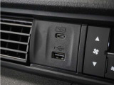 ◆USB接続端子◆スマホやiPodなどを接続して、いつもの音楽を車内でもお楽しみいただけます♪