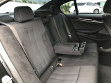後席も使用感はさほど感じず、運転席・助手席同様に清潔感があります。後席シートもしっかりと作り込まれていますので、座り心地も悪くありません。是非、実車にてご確認下さい。