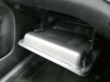 助手席前には車検証の収納に便利なグローブBOXが備わっています。