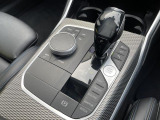 【シフトノブ】BMWの高性能オートマチックは、ATセレクトレバーを左側に倒すことで、通常の「D」から「S」(スポーツ)または「M」(マニュアル)へと切り替えが可能です。