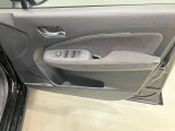 【運転席ドア】ボトルホルダーや収納ポケットが付いているので運転席周りもスッキリ保てます★