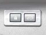 【パワーバックドア】スマートキーや運転席のボタンを押すだけでリアゲートが自動で開閉します!荷物を持っている時や、高い位置にあるバックドアを閉める際に便利な機能です♪