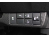 いつでも、どんな場面でも、不安なく安心して運転できるように、ドライバーと一緒に周囲に気を配り、もしもに備える、Honda SENSINGのさまざまな機能や装備が充実しています。