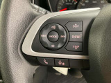 運転中、オーディオの操作をしてて、ハッとしたことはありませんか?ステアリングスイッチは、運転中でもハンドルでオーディオの操作が可能です。安全なドライブをサポートします。