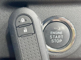 【スマートアシスト】走行中に前方の車両等を認識し、衝突しそうな時は警報とブレーキで衝突回避と被害軽減をアシスト。より安全にドライブをお楽しみいただけます。