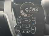 【オートエアコン】一度お好みの温度に設定すれば、車内の温度を検知し風量や温度を自動で調整。暑い&hellip;寒い&hellip;と何度もスイッチ操作をする必要はありません。快適な車内空間には必須の機能ですね♪