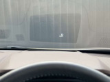 ヘッドアップディスプレイ!速度やナビ情報をフロントガラスに投影するので運転中の視線移動を最小限に抑えます。