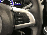 【ステアリングスイッチ】運転中に視線を前に向けたまま画面の操作できます。