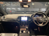 ステアリングを握ればJeepワールドが広がります。