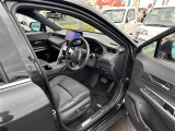 【運転席】座り心地が良いシートなので長時間の運転でも快適にお過ごしいただけます。新品のフロアマットのご注文も可能です。掲載箇所以外にご希望の写真がございましたらお気軽にお問い合わせ下さい。