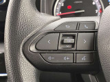 運転中、オーディオの操作をしてて、ハッとしたことはありませんか?ステアリングスイッチは、運転中でもハンドルでオーディオの操作が可能です。安全なドライブをサポートします。