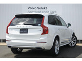 XC90は、使い方の幅を広げる7シーター仕様。洗練された佇まいの中に、高い実用性を秘めています。室内に足を踏み入れば、そこはまさに北欧のリビングルーム。落ち着きある明るい雰囲気をご堪能ください。