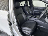 運転席/助手席です。姿勢が崩れず正確なステアリング操作で安心です。