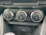 車内快適オートエアコン。ダイヤル式で操作性も良好です