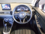 【運転席インテリアデザイン】左右対称のインテリアデザインでドライバーを包み込み運転に集中できるように設計されています。