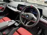BMWの運転席はドライバーオリエンテッドという構造を採用。ドライバー目線の操作がしやすい設計になっており、ドライブ中にも目線の移動が少なく運転中にも簡単に操作ができます。