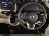 【ハンドル】運転にかかわる様々な操作を安全に行えるように視点移動が少なく操作性に配慮されたスイッチ類が凝縮されたコックピットです。