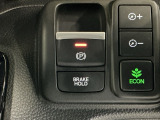 パーキングブレーキはスマートな電子制御式と合わせて渋滞時等にブレーキペダルから足を離しても停車状態を保持してくれるオートブレーキホールド機能で運転が楽になります。スタートはアクセルペダルを踏むだけ