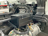 運転席側に工具箱が付いております。