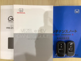 スマートキーは鍵をバッグに入れたままでもドアロックの開閉やエンジンのON・OFFができます。夜間や雨の日も鍵を探さなくて良いので便利です。