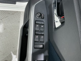 狭い駐車場で便利な電動格納ドアミラーが付いています。