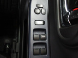 パワーウィンドウのスイッチですよ。 運転席に居ながら窓を開け閉めのコントロールできますよ。