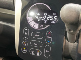 【オートエアコン】一度お好みの温度に設定すれば、車内の温度を検知し風量や温度を自動で調整。暑い&hellip;寒い&hellip;と何度もスイッチ操作をする必要はありません。快適な車内空間には必須の機能ですね♪