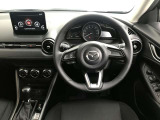 【運転席インテリアデザイン】左右対称のインテリアデザインでドライバーを包み込み運転に集中できるように設計されています。
