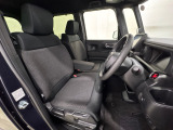 座面も厚みがあり背もたれも高く、広い足元にゆったり座れるシートです。運転席と助手席の間が空いている為、助手席側への移動がスムーズです。交通量の多い道でも助手席側から乗り降りができます。
