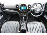 運転のしやすさを追求した、水平基調のダッシュボードデザイン。物理スイッチを最小限に抑えつつも、必要な操作は手元で行えるよう工夫されています。ドライバーが運転に集中できる、心地よいコックピットです。