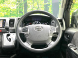 インテリアに合わせたデザインのステアリングは、運転される方のことも考え、運転しやすい形状、大きさです。是非一度、実際に触ってお確かめください。