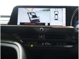サイドクリアランスビュー表示中に、旋回時の運転操作に合わせて自動で車両を斜め後方から見たような映像を表示。