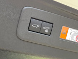 【パワーバックドア】スマートキーや運転席のボタンを押すだけでリアゲートが自動で開閉します!荷物を持っている時や、高い位置にあるバックドアを閉める際に便利な機能です♪