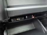 当店には悪天候でもゆっくりとお車をご覧いただくことができる大型の屋根がございますので、雨天時でもご安心してご来店ください。