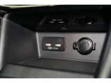 小物の収納に便利なセンタートレイには携帯等のデバイスの充電可能なUSB出力電源付です。