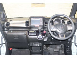 操作性に優れた運転席となります!小物入れや各ボタンの配置にこだわり、使いやすいです!座り心地もよく視認性も良好なのでロングドライブもお任せ下さい!