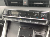【オートエアコン】一度お好みの温度に設定すれば、車内の温度を検知し風量や温度を自動で調整。暑い&hellip;寒い&hellip;と何度もスイッチ操作をする必要はありません。快適な車内空間には必須の機能ですね♪
