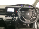 【ハンドル】運転にかかわる様々な操作を安全に行えるように視点移動が少なく操作性に配慮されたスイッチ類が凝縮されたコックピットです。