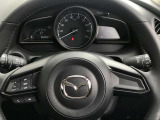 【ステアリングスイッチ】ステアリングスイッチは運転姿勢や視線を崩さずに操作が可能です。左側にはオーディオ類があります。