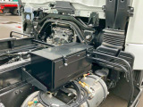 運転席側に工具箱が付いています。